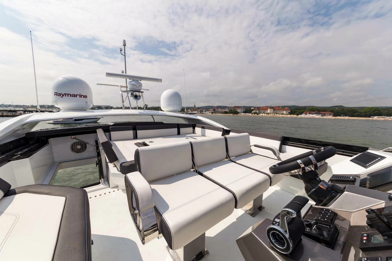 卡帝尔（Galeon）650Skydeck运动游艇飞桥区