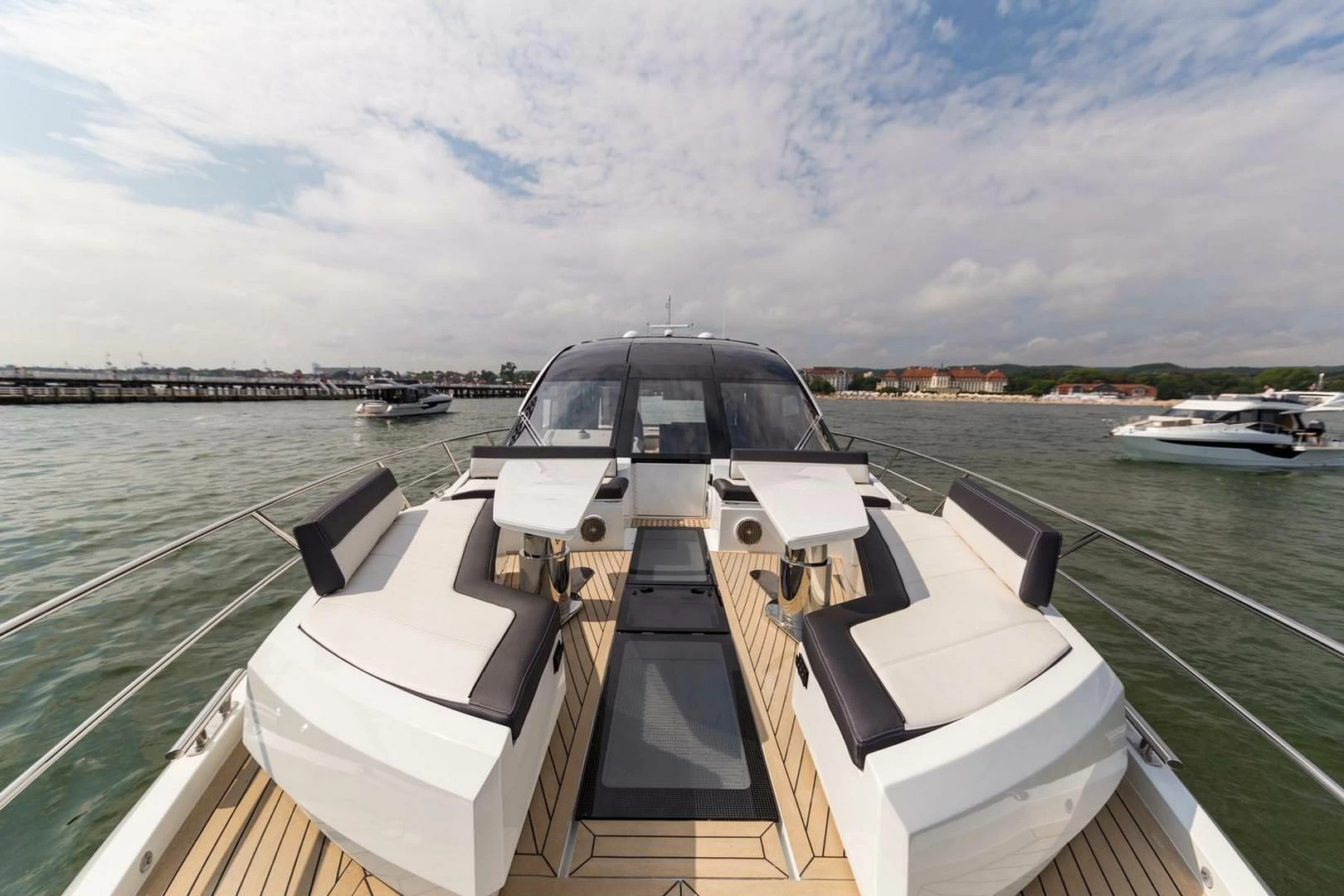 卡帝尔（Galeon）650Skydeck运动飞桥游艇前甲板