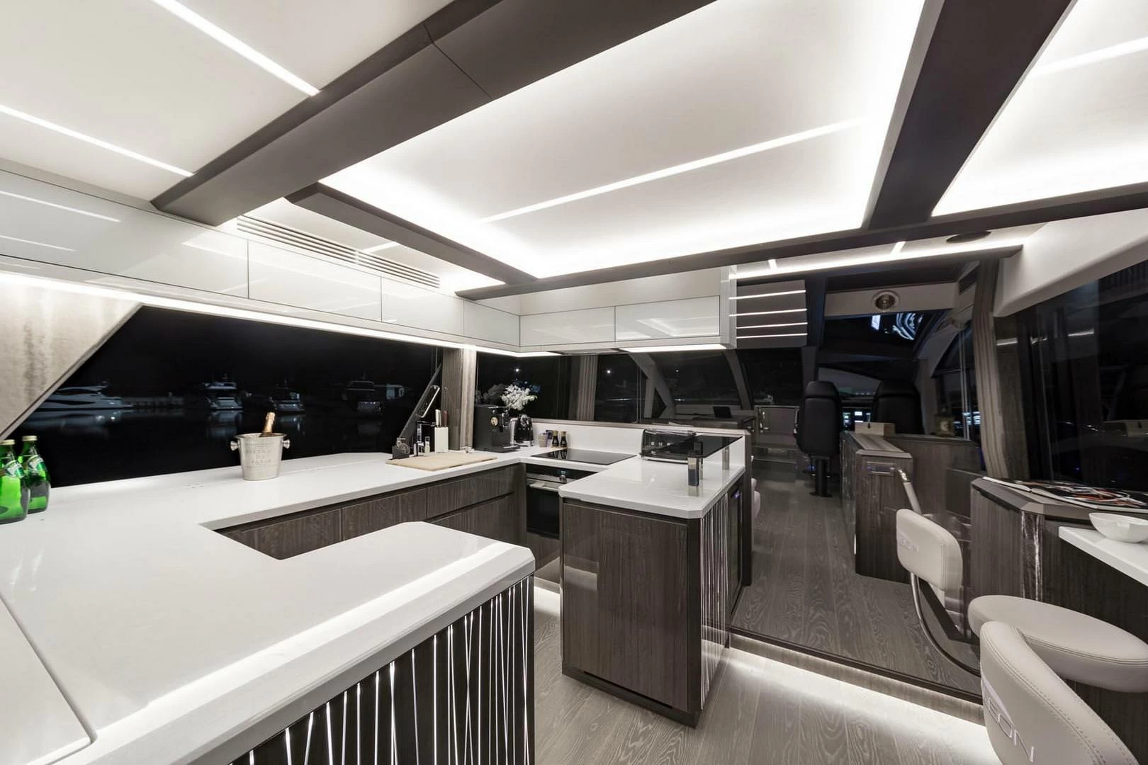 卡帝尔（Galeon）650Skydeck运动飞桥游艇厨房