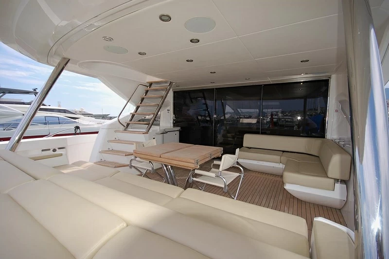 圣汐克（Sunseeker）80运动飞桥游艇船尾休闲区