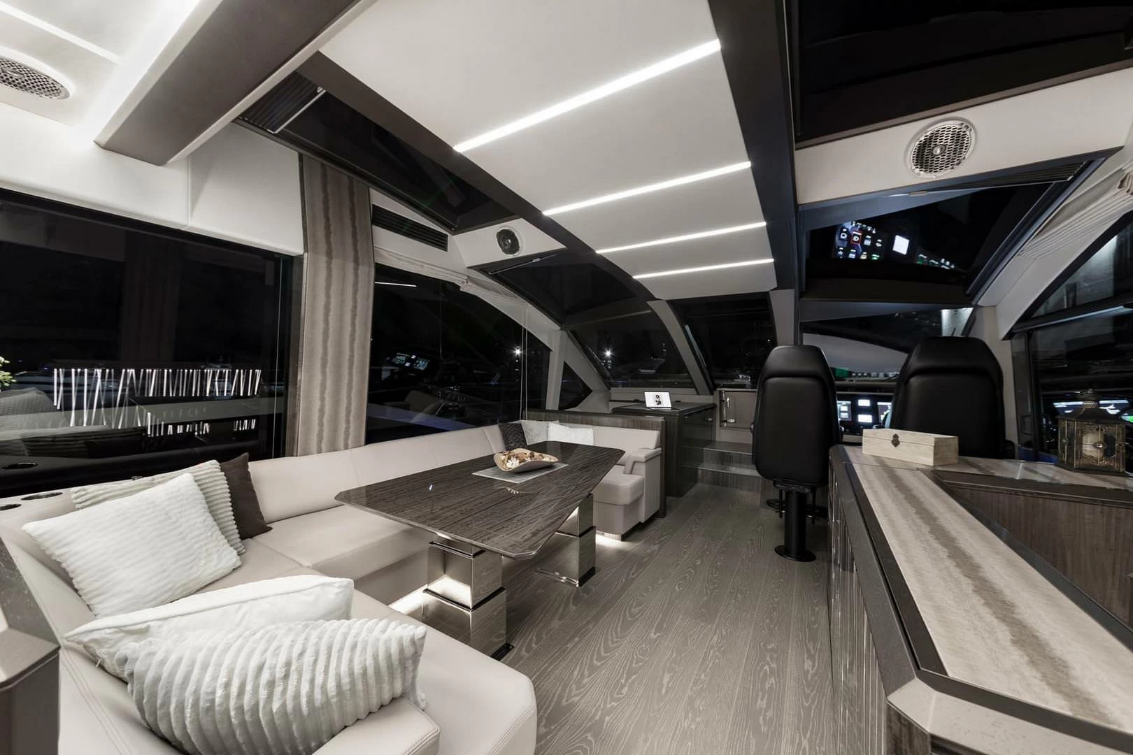 卡帝尔（Galeon）650Skydeck运动飞桥游艇沙龙