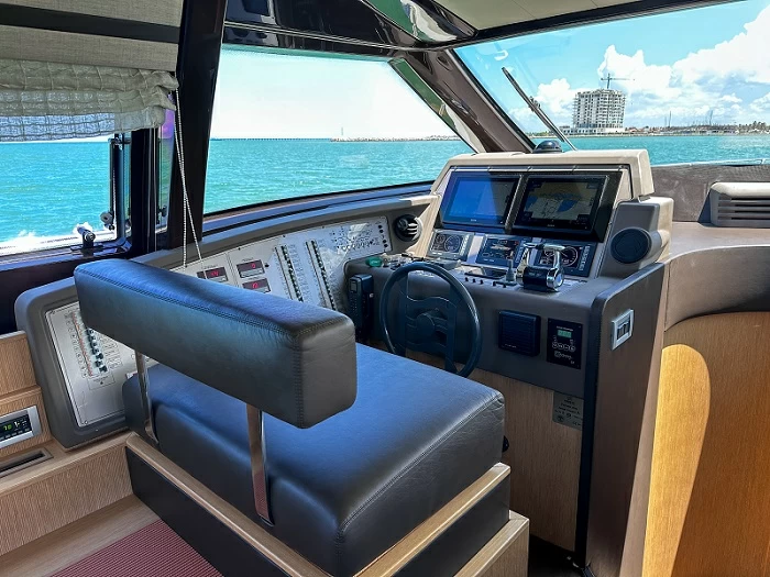 法拉帝（Ferretti）570私人飞桥游艇中控