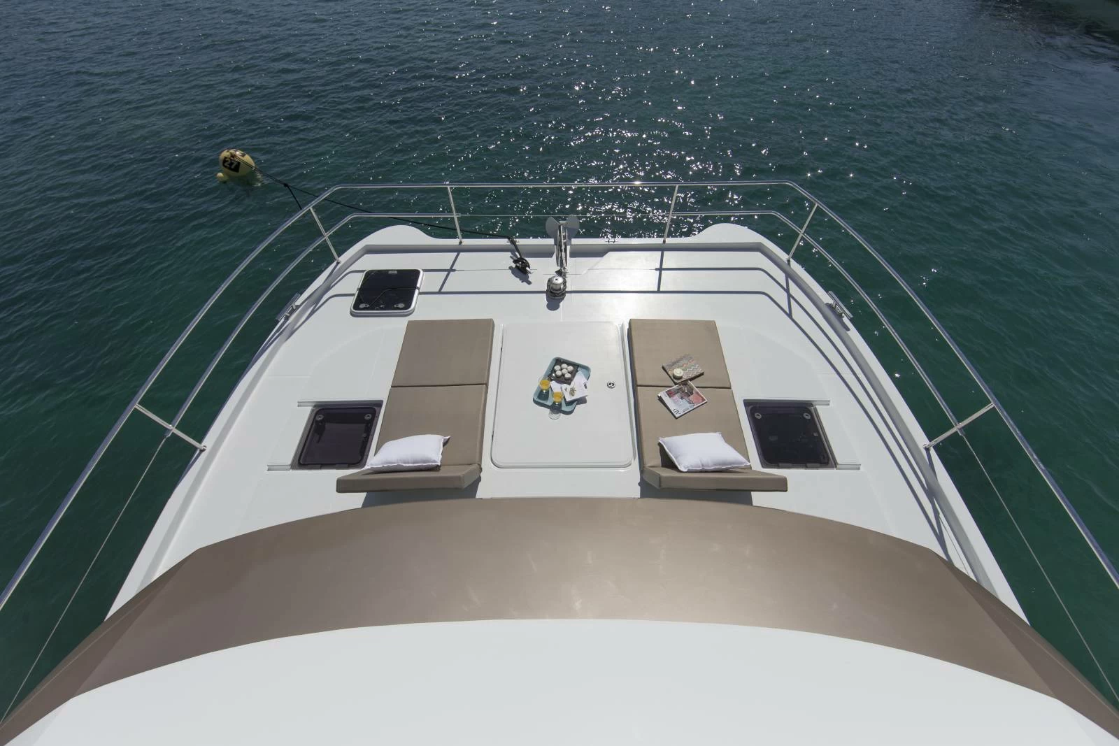 枫丹白露(Fountaine Pajot)MY37双体飞桥游艇前甲板