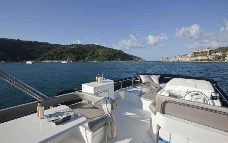 法拉帝（Ferretti）570私人游艇飞桥