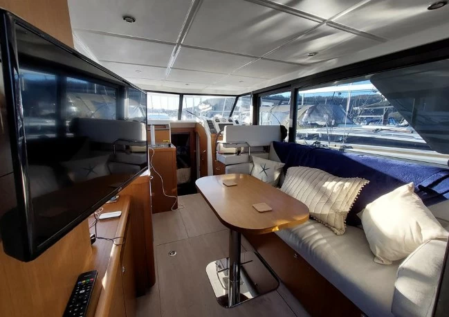 10米博纳多(Beneteau)思乐30二手私人游艇沙龙区