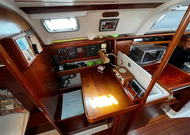 博纳多(Beneteau)遨享仕351二手帆船休息区