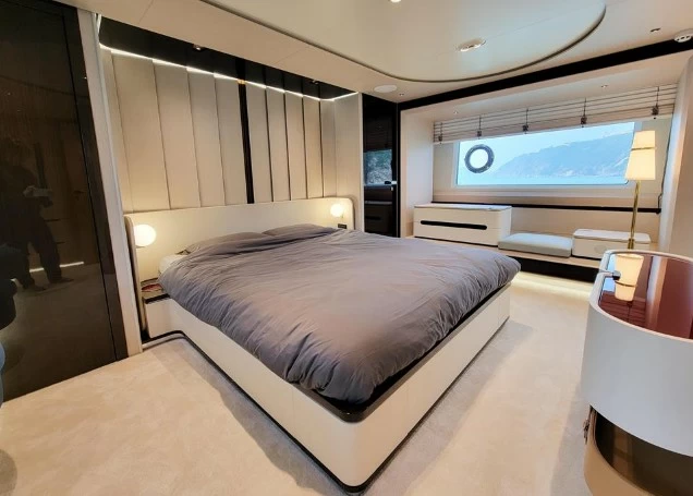 26米阿兹慕(Azimut)Grande25M二手豪华游艇卧室