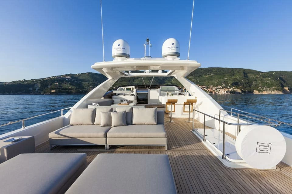 法拉帝(Ferretti)960豪华游艇飞桥区