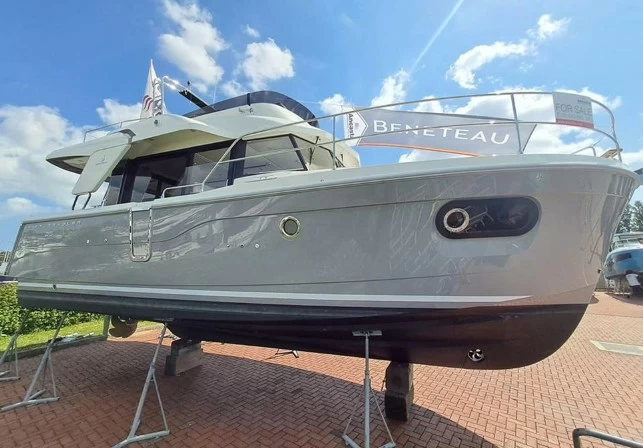 博纳多(Beneteau)思乐35二手游艇