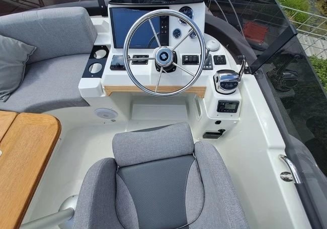 博纳多(Beneteau)思乐35二手游艇中控