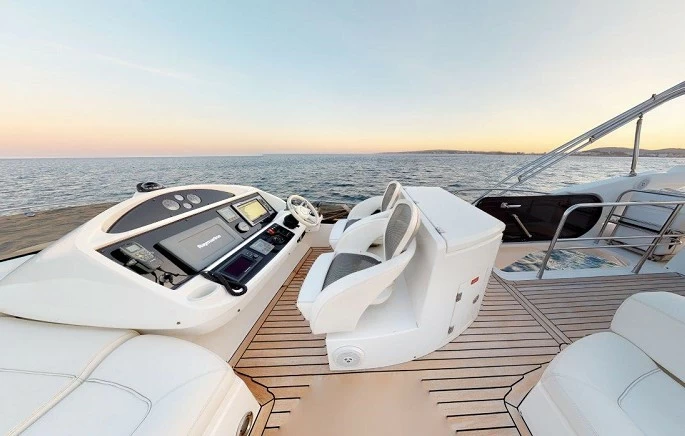 圣汐克（Sunseeker）Manhattan63飞桥游艇中控