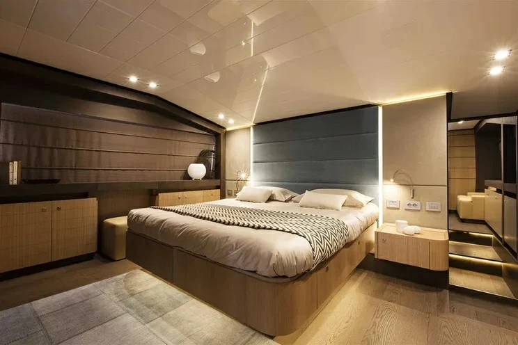法拉帝(Ferretti)960豪华游艇卧室