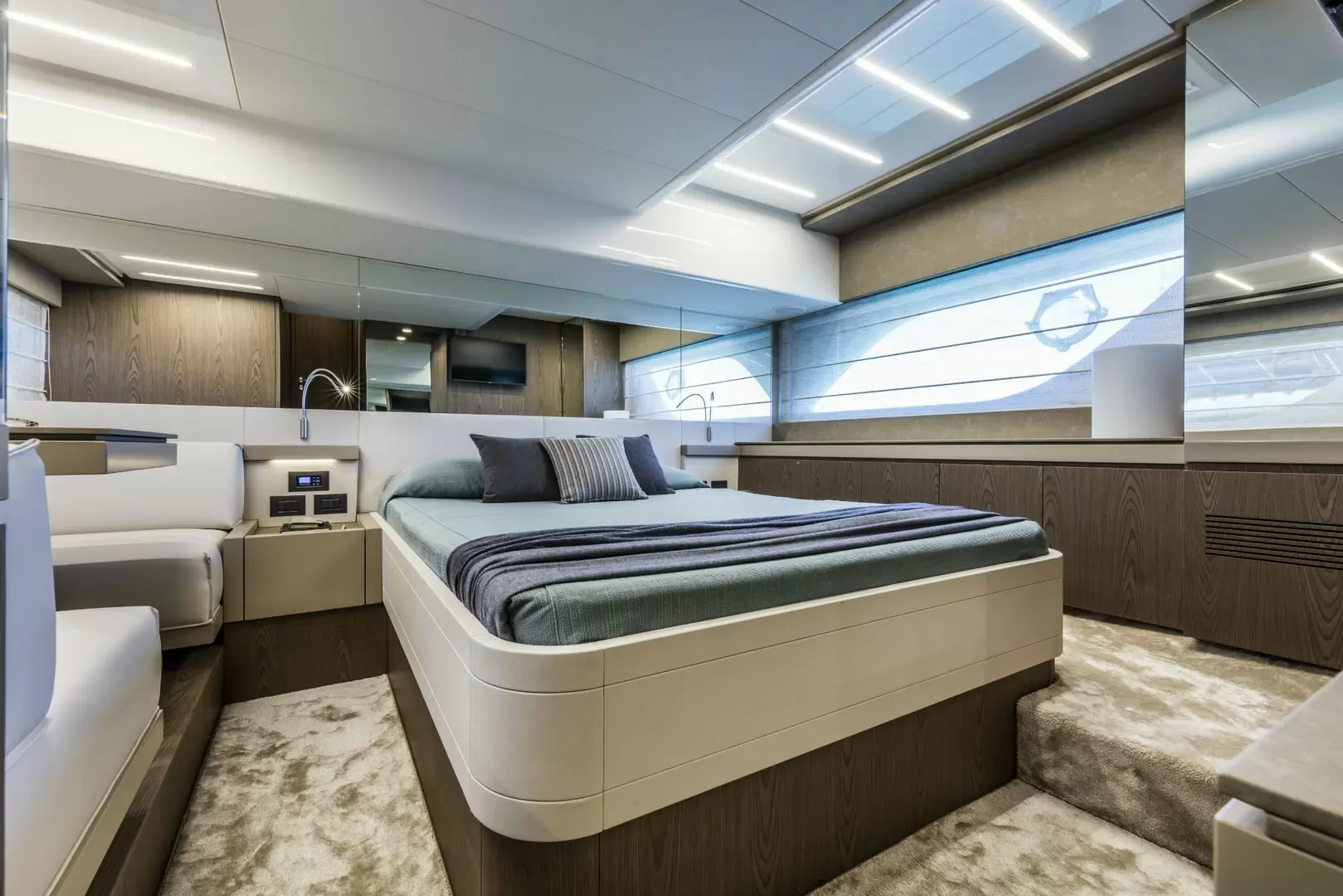 法拉帝（Ferretti）550飞桥游艇卧室