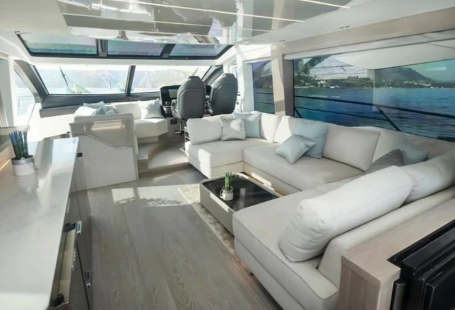 23米圣汐克（Sunseeker）Predator75二手豪华游艇沙龙区