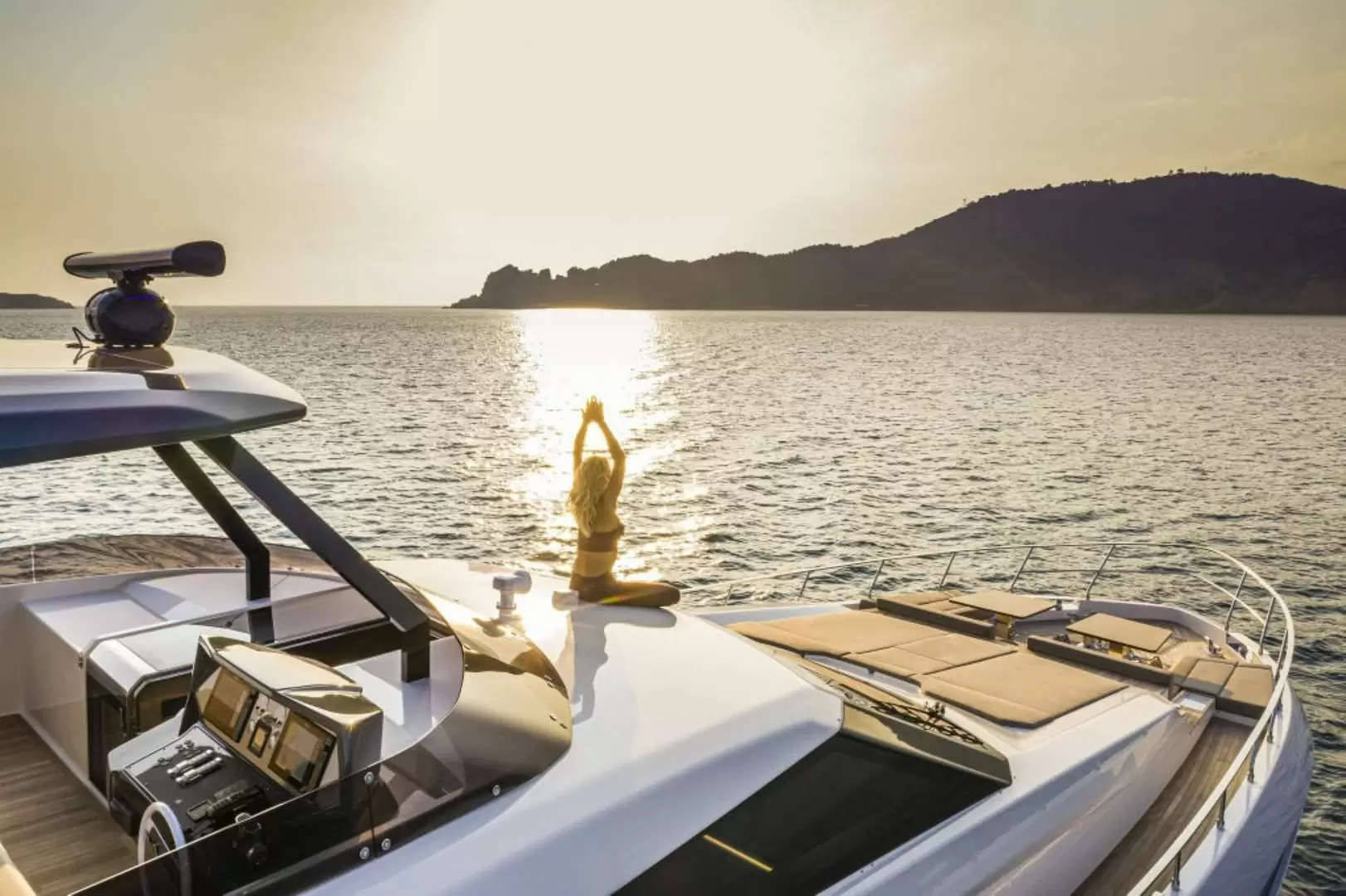 法拉帝(Ferretti)920飞桥游艇前加班