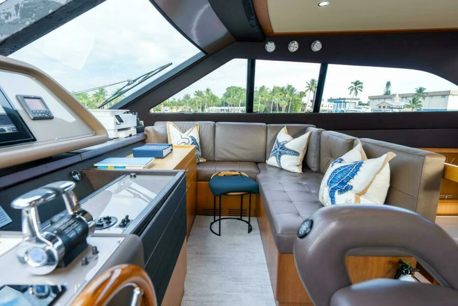 法拉帝(Ferretti)Altura840飞桥游艇中控