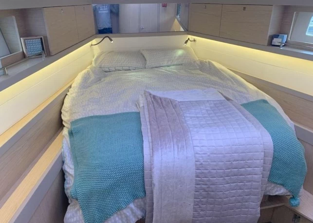 博纳多（Beneteau）遨享仕45帆船卧室