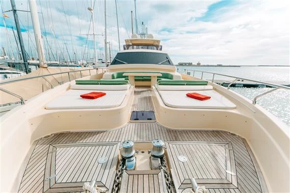 法拉帝(Ferretti)Altura840飞桥游艇前甲板