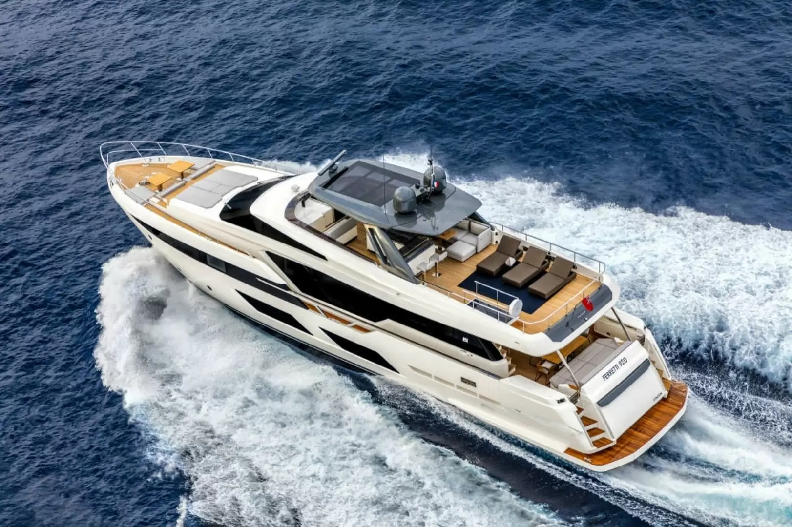 法拉帝(Ferretti)920飞桥游艇