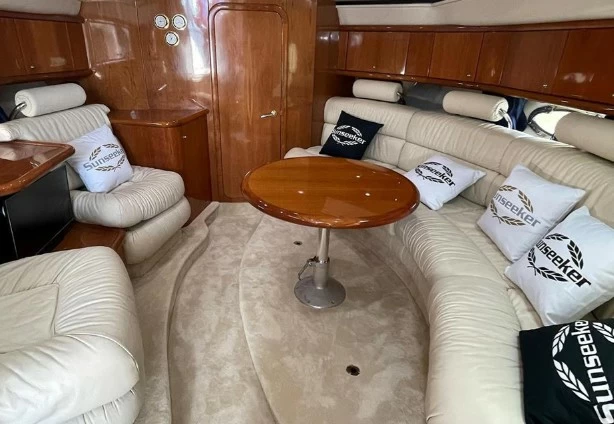 15米圣汐克（Sunseeker）Superhawk48二手运动游艇沙龙区