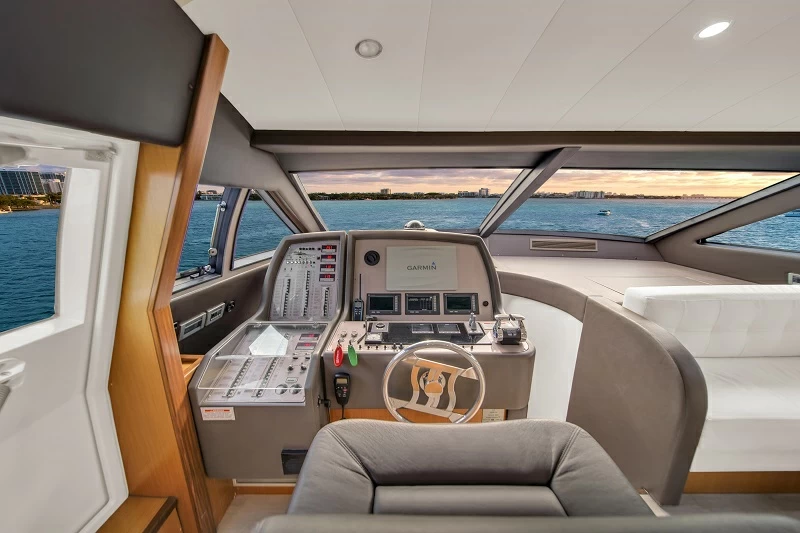 法拉帝(Ferretti)660豪华飞桥游艇中控