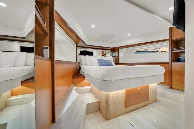 法拉帝(Ferretti)660豪华飞桥游艇卧室