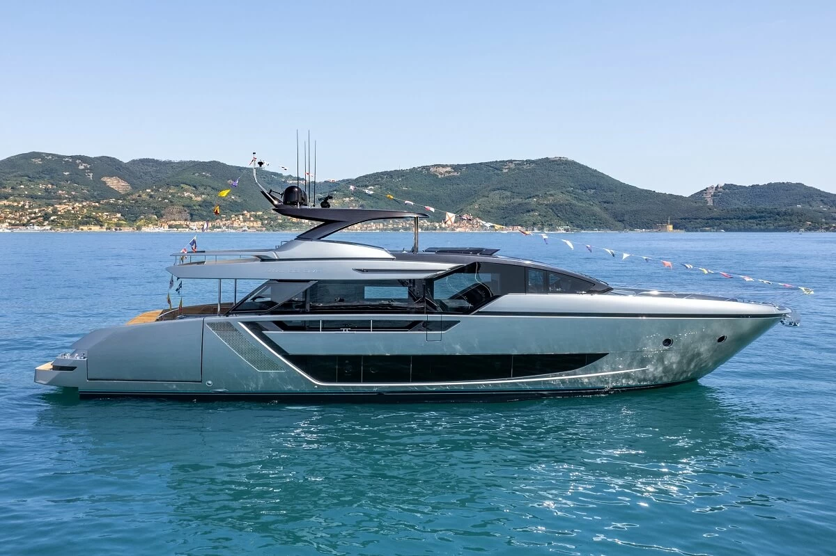 丽娃(Riva)82Diva飞桥游艇