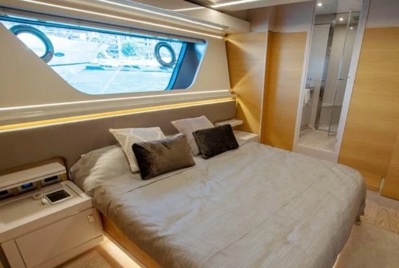 定制法拉帝（CustomLine）Navetta28二手豪华游艇卧室