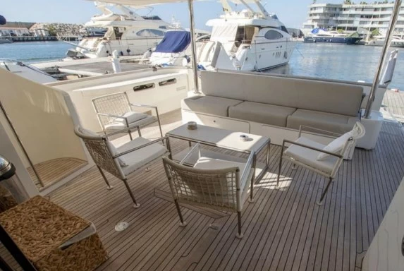 定制法拉帝（CustomLine）Navetta28二手豪华游艇船尾沙发