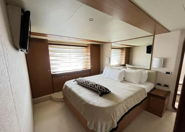 21米法拉帝（Ferretti）681二手游艇客舱