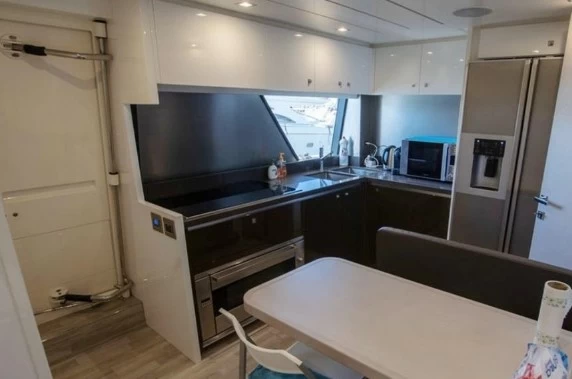 定制法拉帝（CustomLine）Navetta28二手豪华游艇厨房
