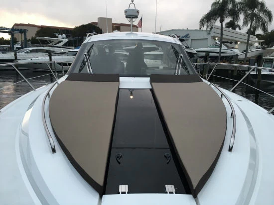卡帝尔（Galeon）385HTS私人运动游艇前甲板