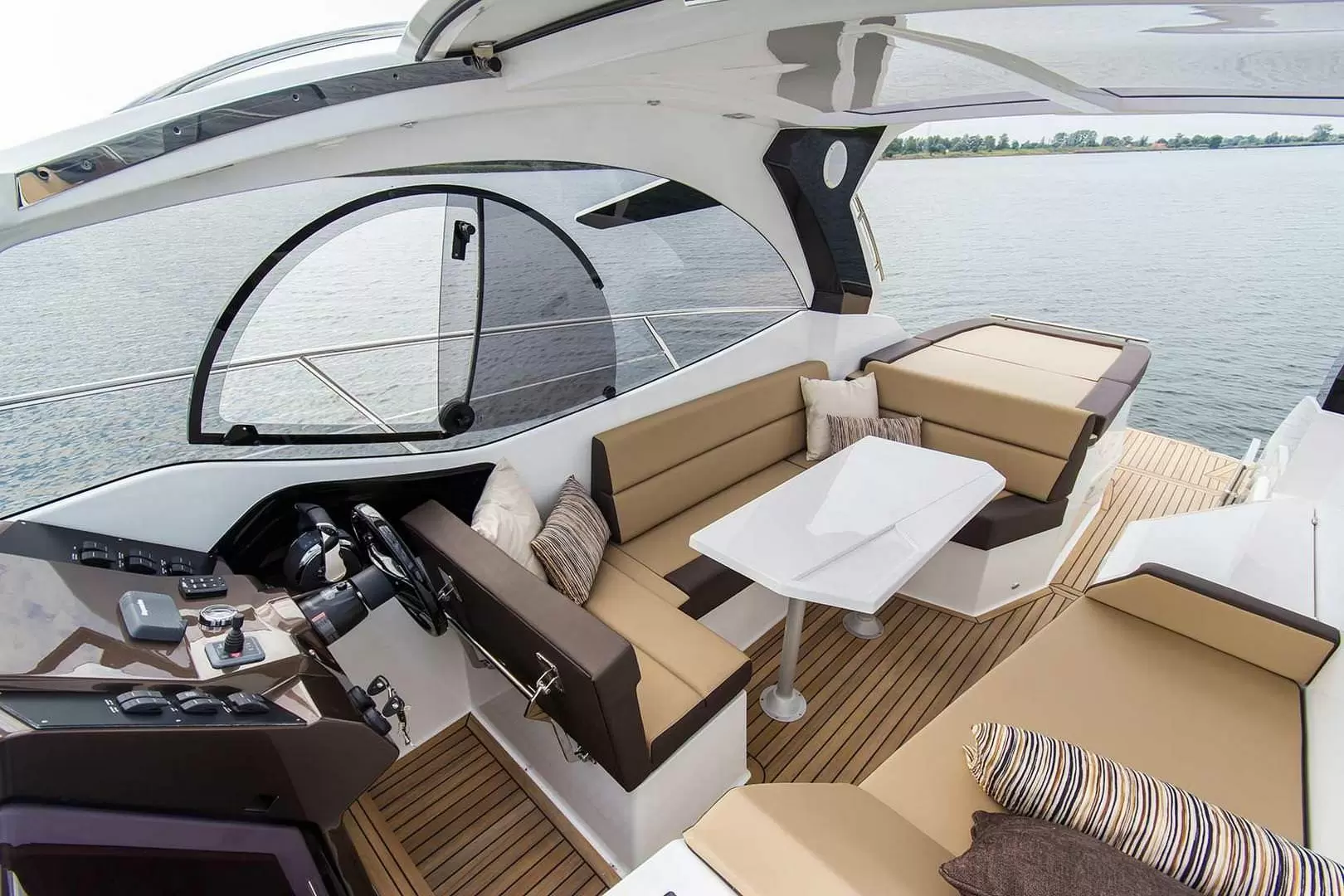 卡帝尔(Galeon)305HTS小型运动游艇中控