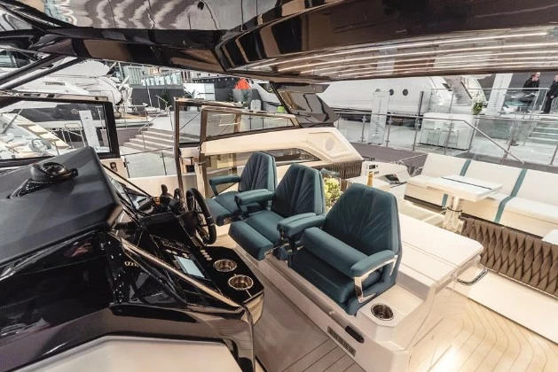 圣汐克（Sunseeker）Superhawk55运动游艇中控