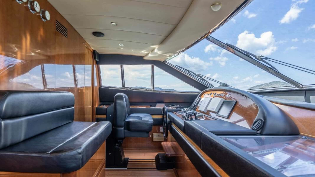 法拉帝（Ferretti）880飞桥游艇中控