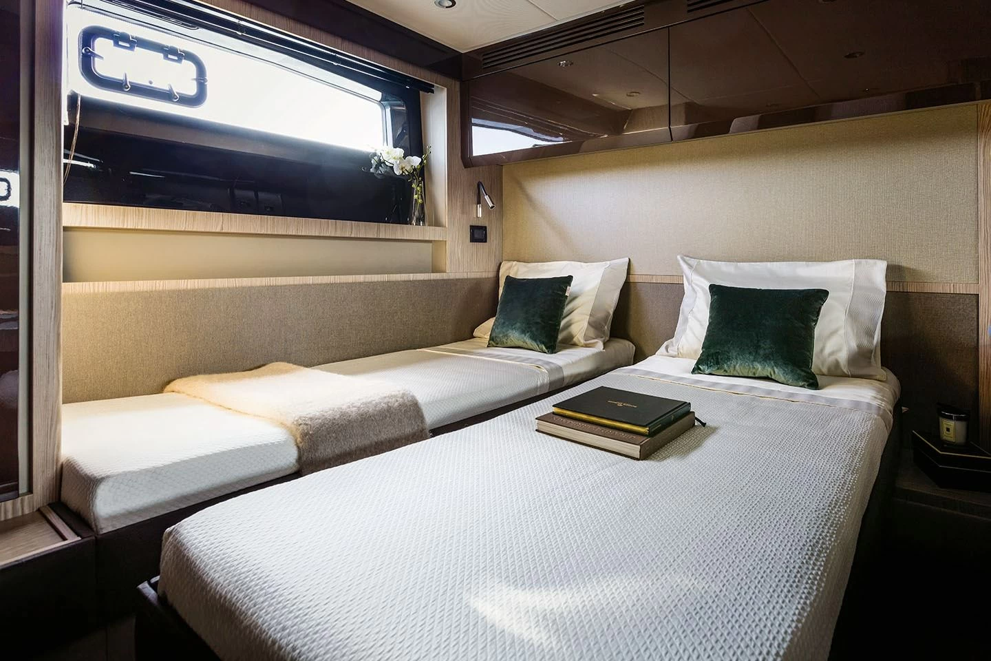 16米阿兹慕（Azimut）Atlantis51豪华运动游艇客舱