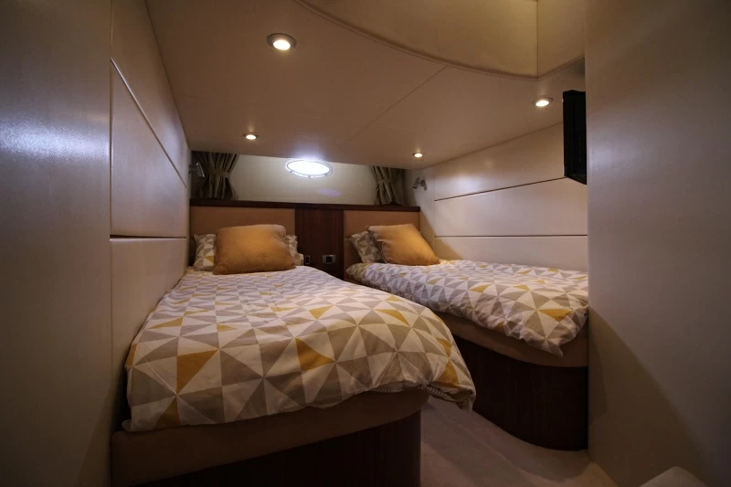 圣汐克（Sunseeker）Portofino47运动游艇卧室