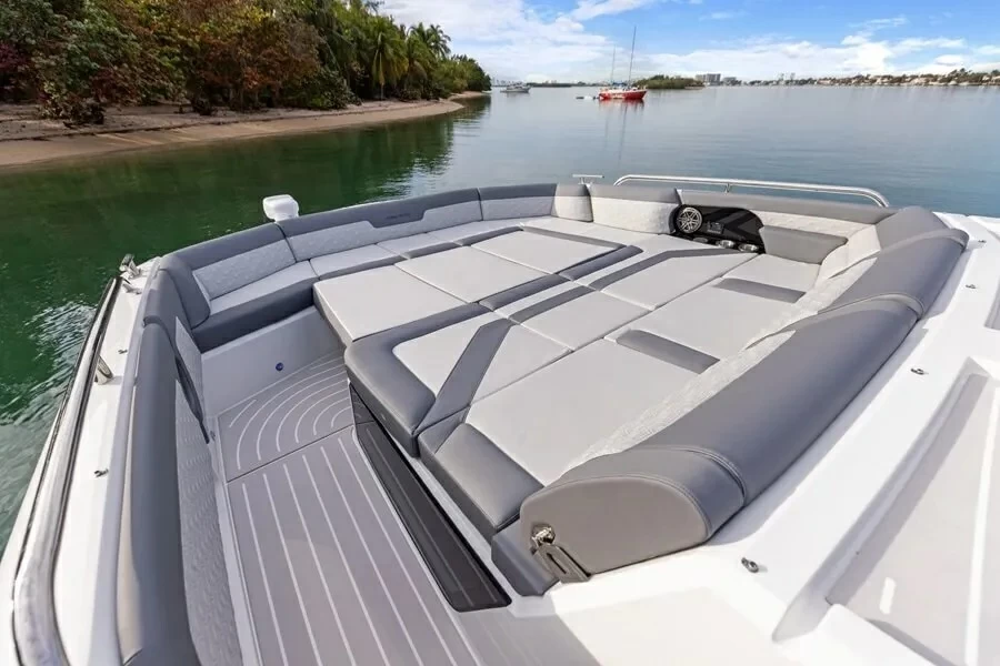 卡帝尔（Galeon）430GTO私人运动游艇前甲板