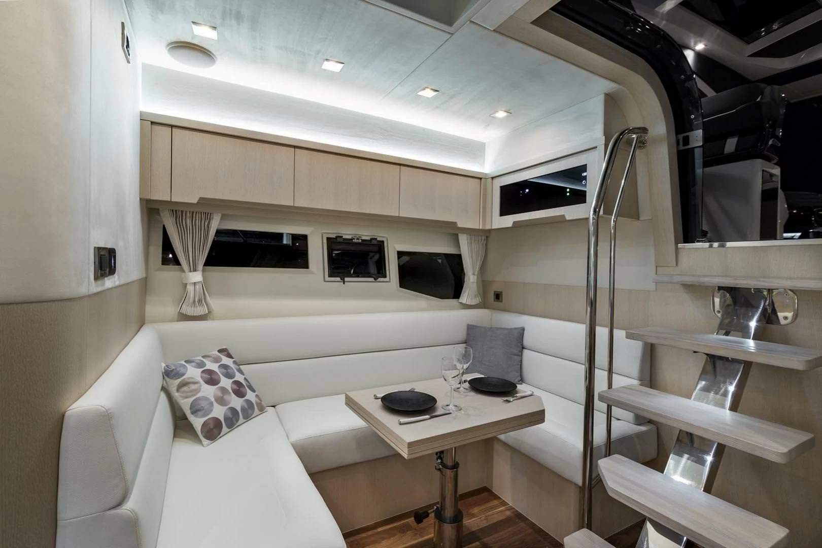 卡帝尔（Galeon）445HTS运动游艇沙龙