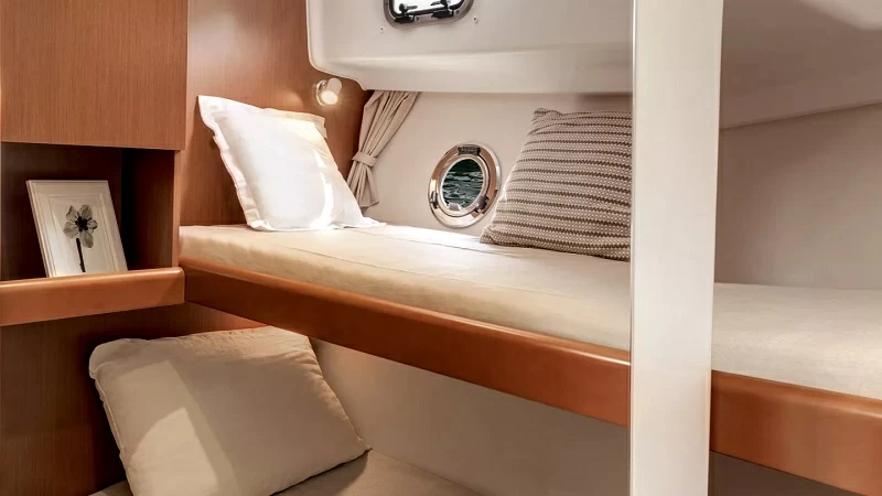 11米博纳多（Beneteau）思乐34飞桥游艇客舱