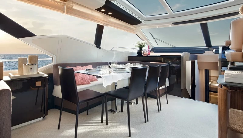 阿兹慕（Azimut）77S豪华运动游艇餐厅