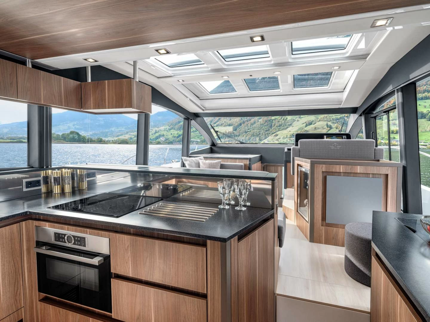 西莱（Sealine）C530豪华运动游艇厨房