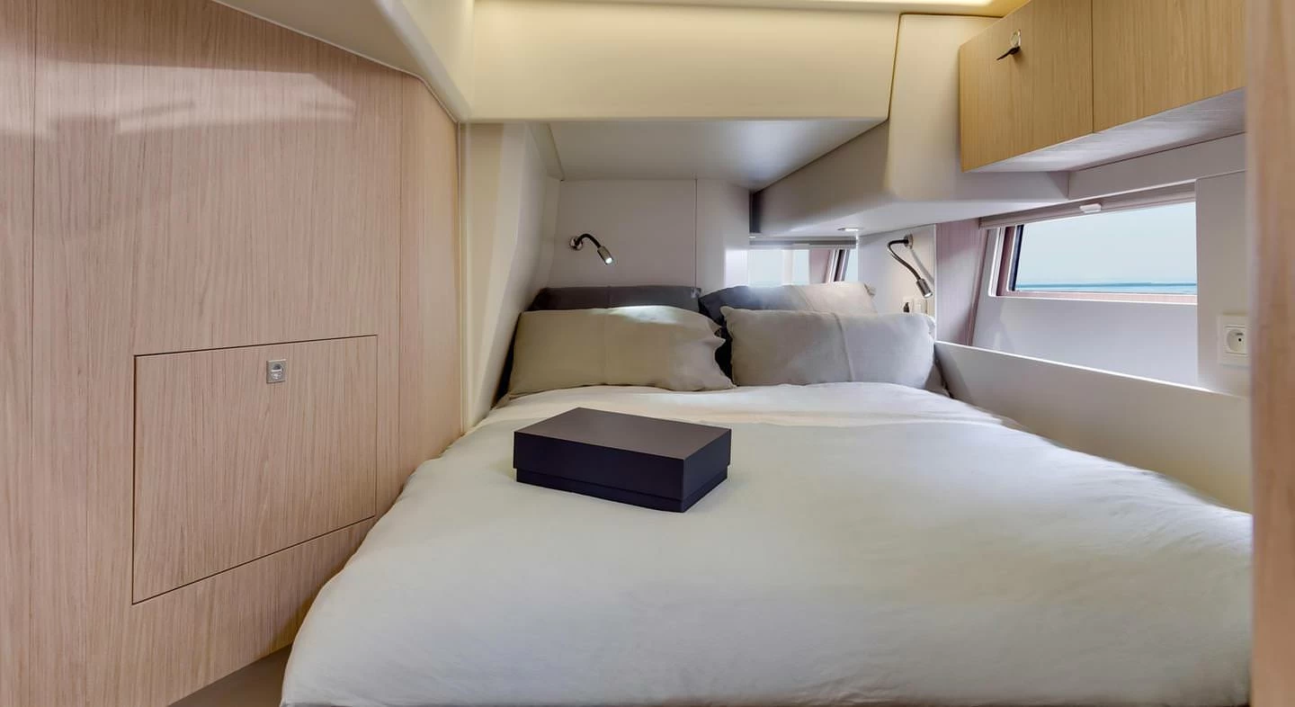 博纳多(Beneteau)遨享仕62单体帆船卧室