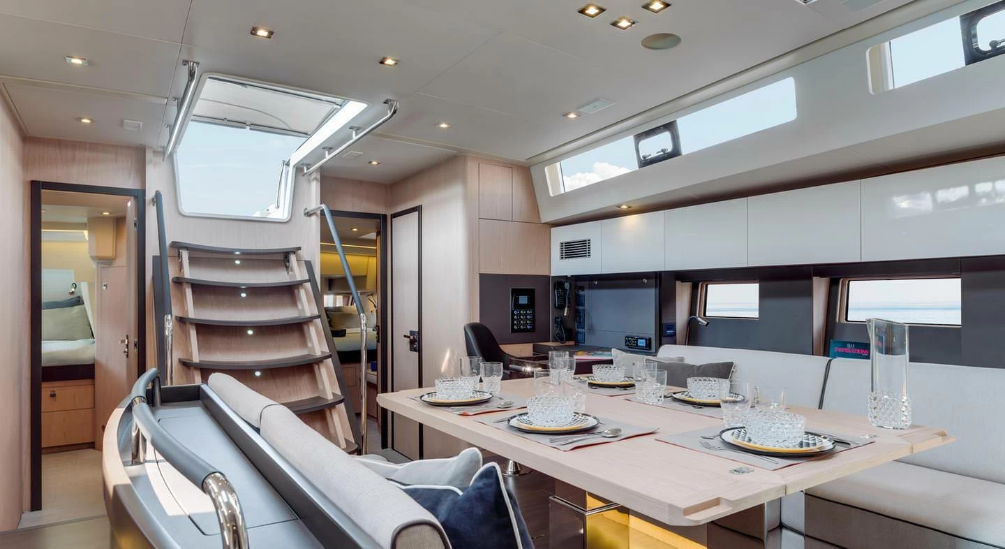 博纳多(Beneteau)遨享仕62单体帆船餐厅