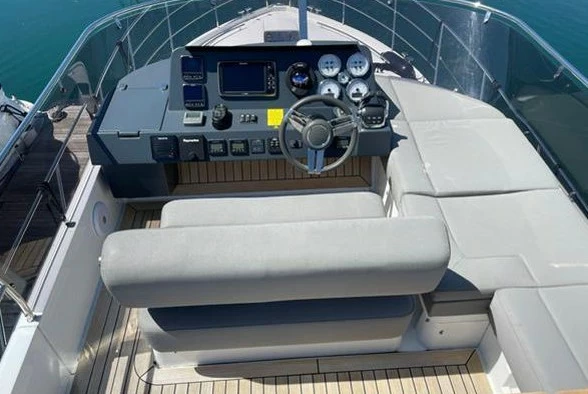 西莱（Sealine）F380二手飞桥游艇中控