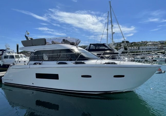 西莱（Sealine）F380二手飞桥游艇