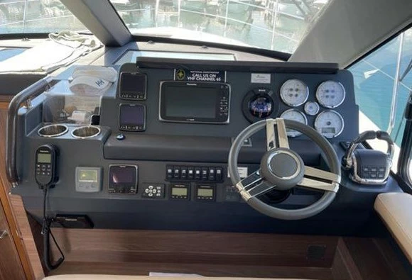 西莱（Sealine）F380二手飞桥游艇中控