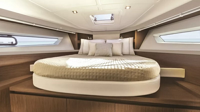 博纳多(Beneteau)GT40运动游艇卧室
