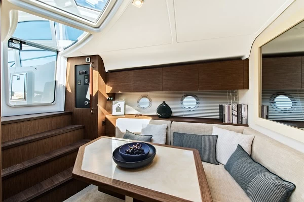 博纳多(Beneteau)GT40运动游艇沙发