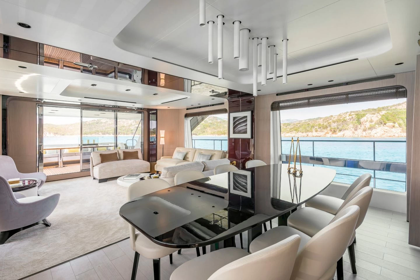 阿兹慕（Azimut）Grande27M飞桥游艇餐厅